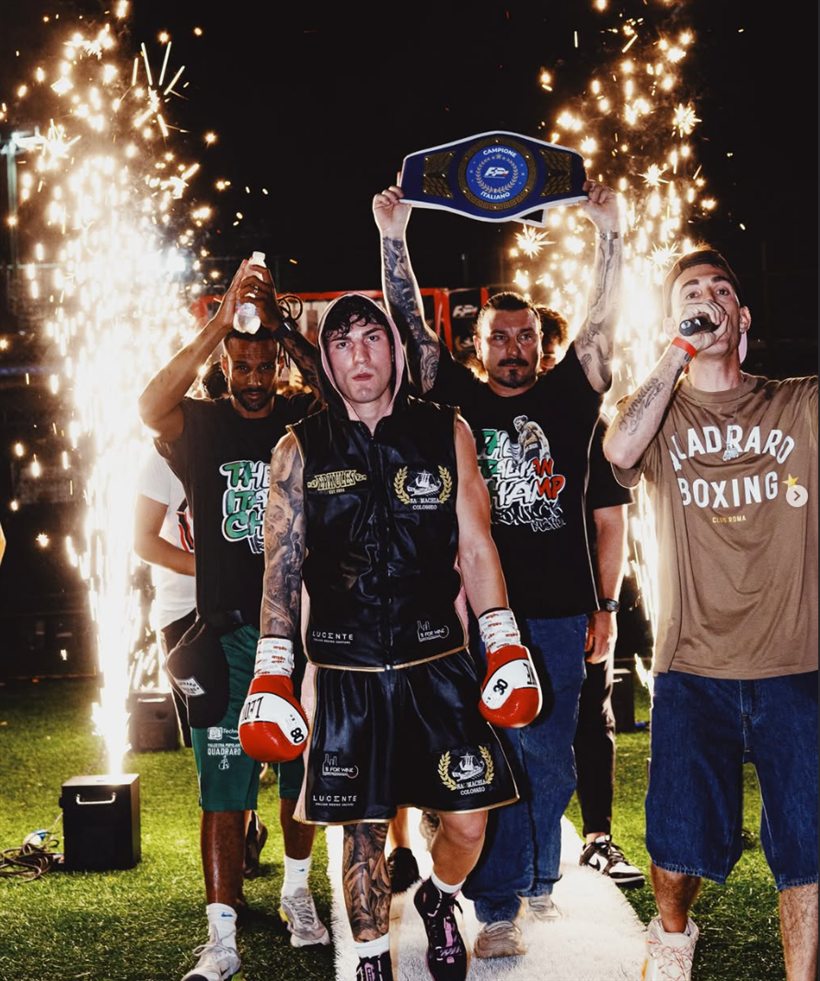 Jack Micheli, pugile campione italiano, entra sul ring con la cintura da campione tra i fuochi d'artificio